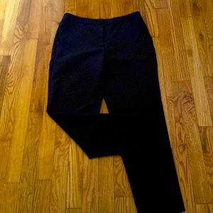 🌺 Capri pants with pleated design on slant pockets in good condition